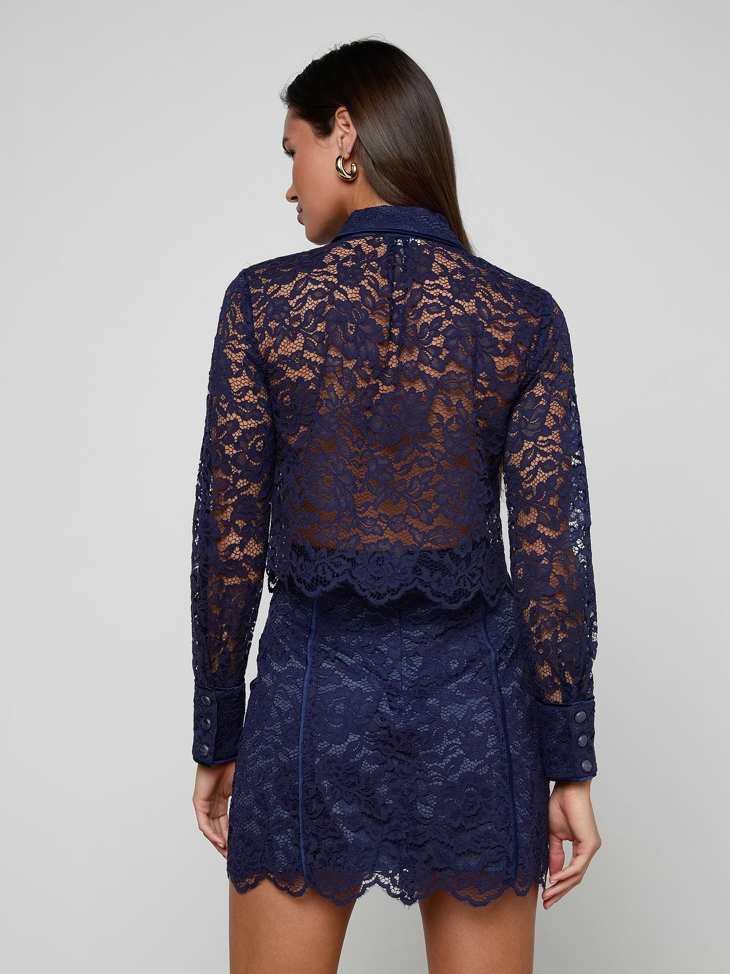 Blouse courte L'Agence Roelle en dentelle avec passepoil Midnight