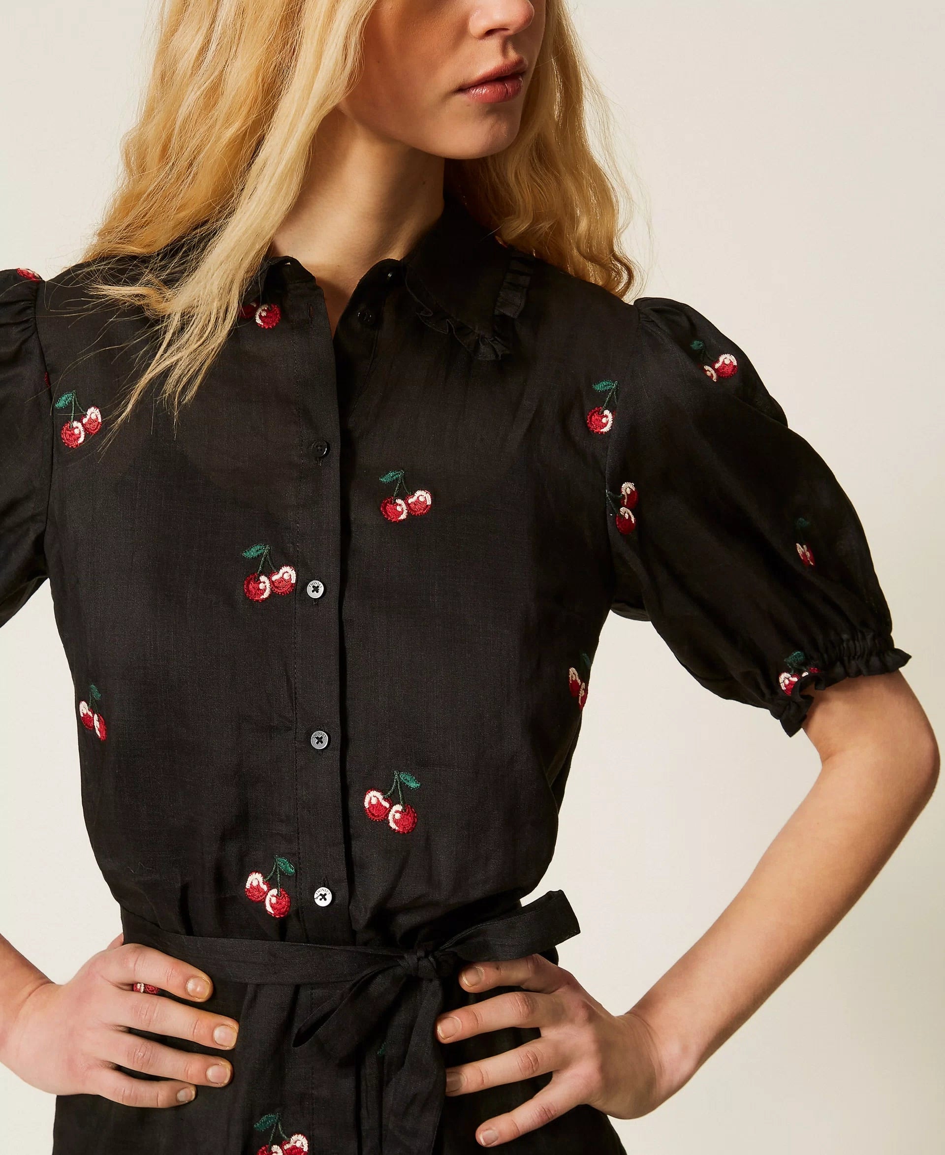 Robe courte en ramie avec broderie Twinset noir