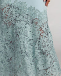 Robe midi Mac Duggal sans manches en crêpe avec ourlet brodé
