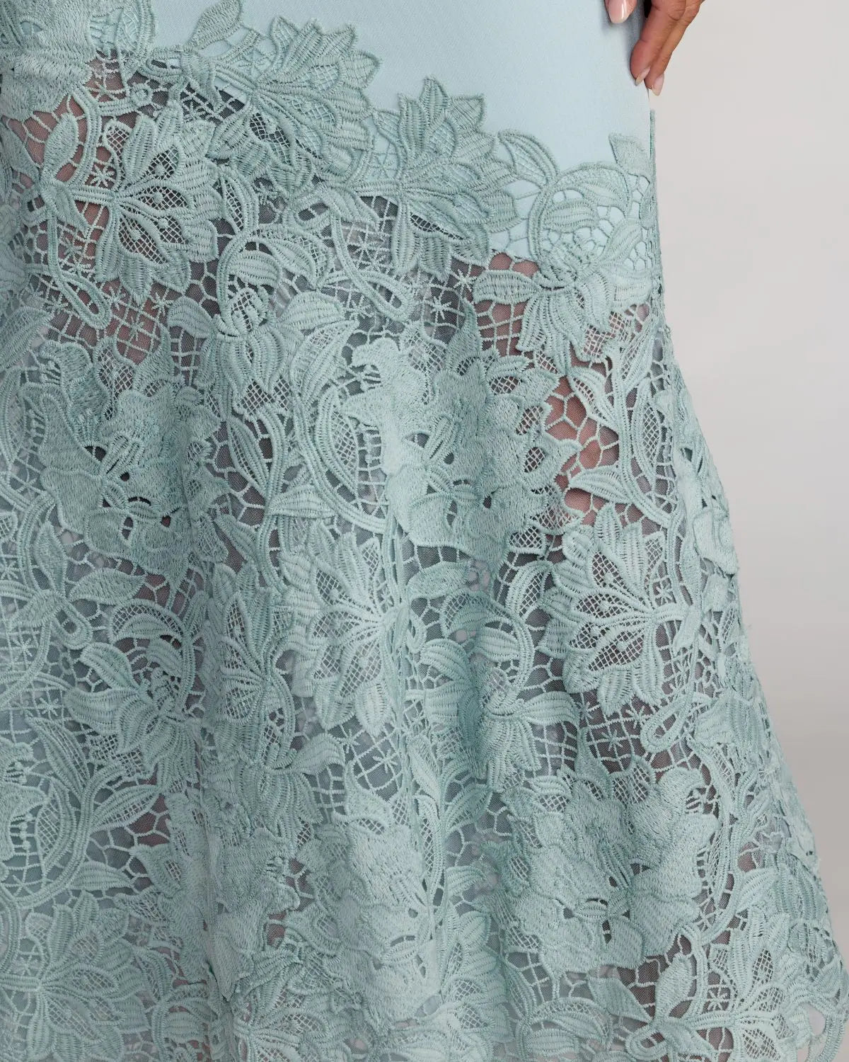 Robe midi Mac Duggal sans manches en crêpe avec ourlet brodé