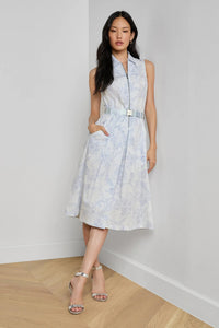 Robe chemise ceinturée L'Agence Kylo ivoire/brume pâle avec imprimé dentelle bleue