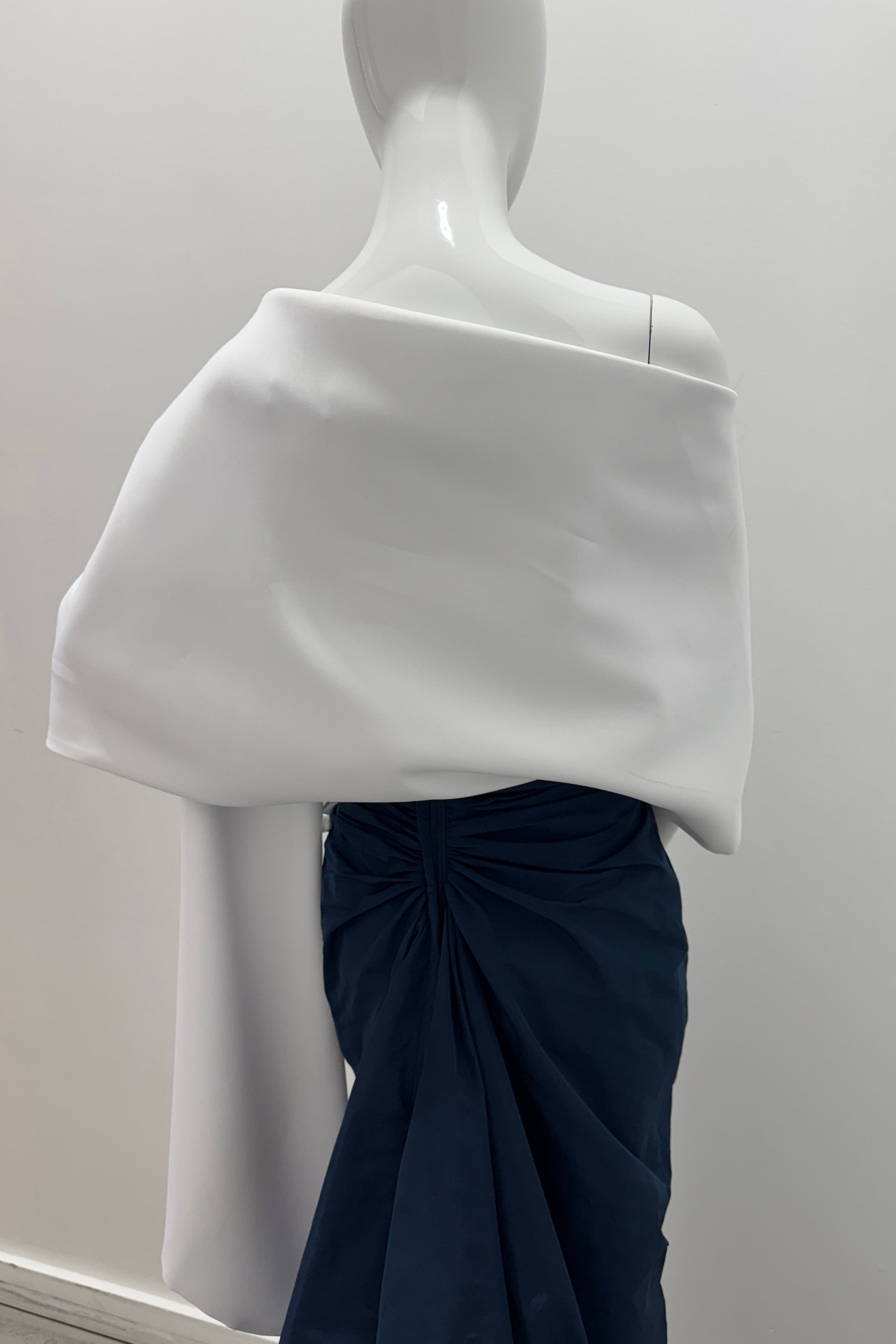 Maison Zoulias Châle asymétrique blanc en satin Rasmir