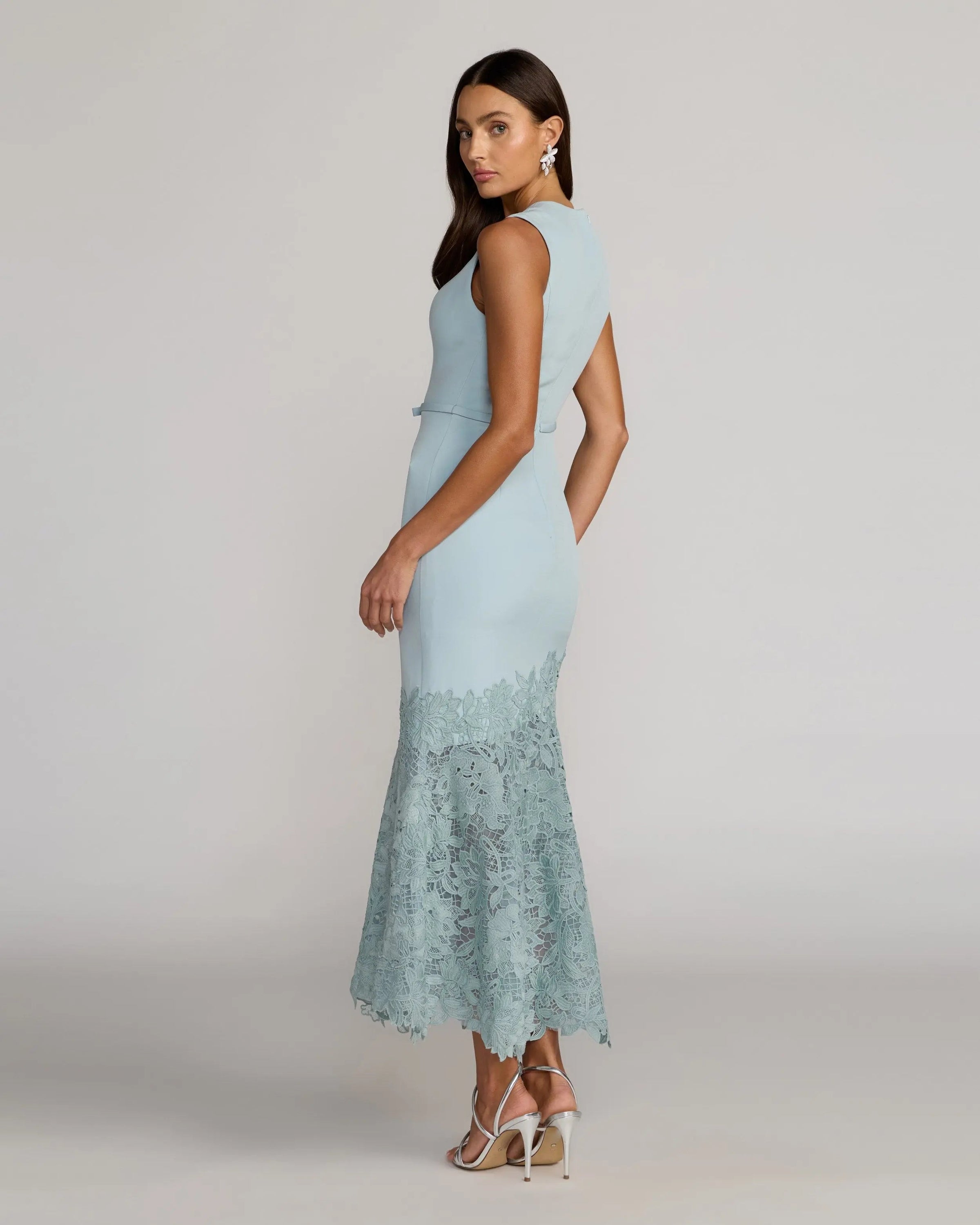Robe midi Mac Duggal sans manches en crêpe avec ourlet brodé