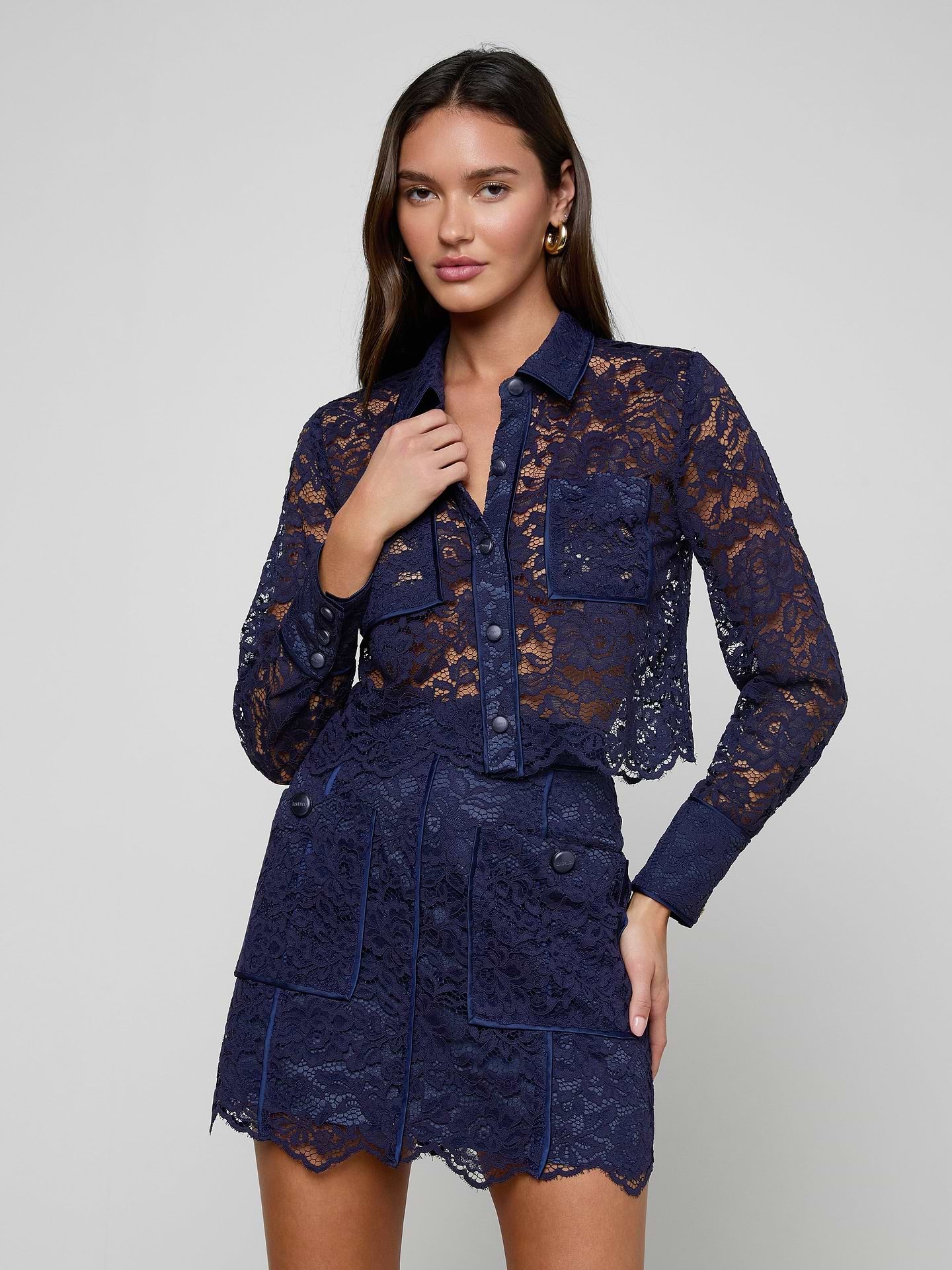 Blouse courte L'Agence Roelle en dentelle avec passepoil Midnight