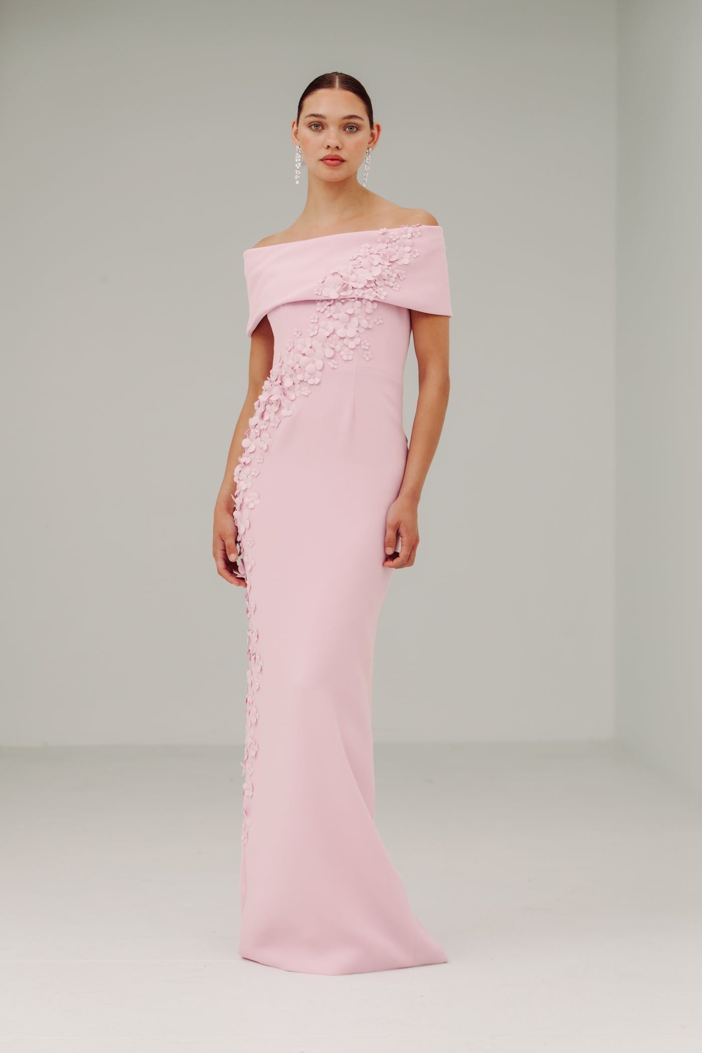 Robe Catherine Regehr à épaules dénudées avec corsage fleuri