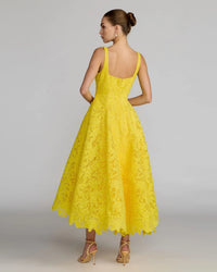 Robe midi Mac Duggal sans manches en dentelle à encolure dégagée