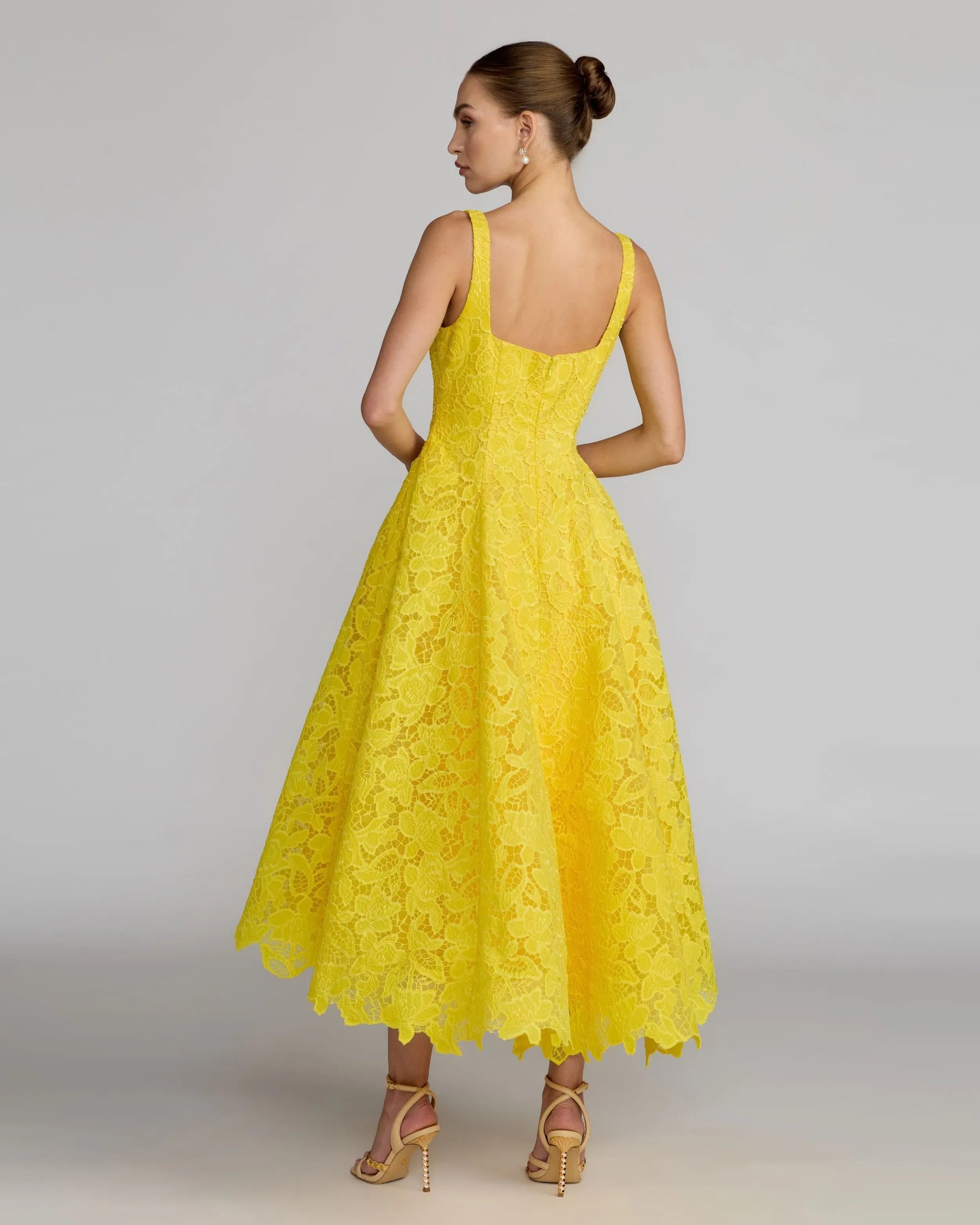 Robe midi Mac Duggal sans manches en dentelle à encolure dégagée