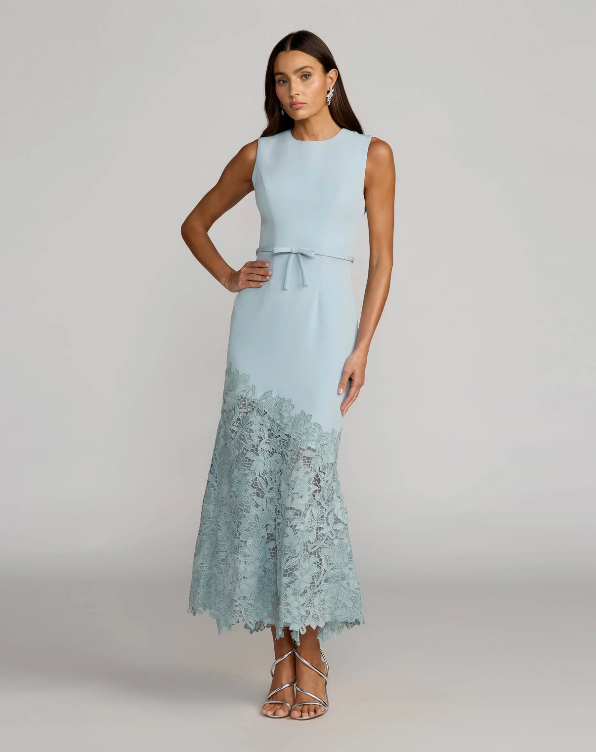 Robe midi Mac Duggal sans manches en crêpe avec ourlet brodé
