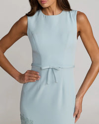 Robe midi Mac Duggal sans manches en crêpe avec ourlet brodé