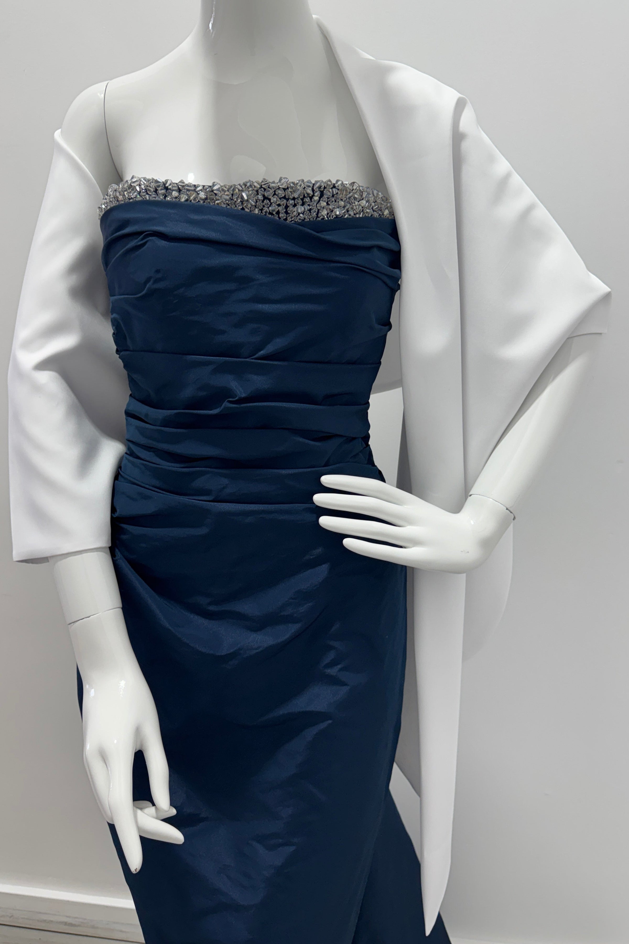 Maison Zoulias Châle asymétrique blanc en satin Rasmir
