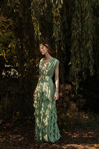 Robe "Naeem" à col en V de Catherine Regehr avec jupe ondulée