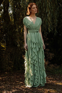 Robe "Naeem" à col en V de Catherine Regehr avec jupe ondulée