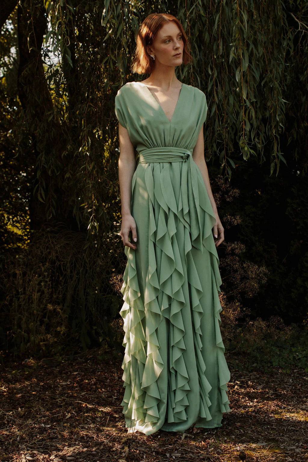 Robe "Naeem" à col en V de Catherine Regehr avec jupe ondulée