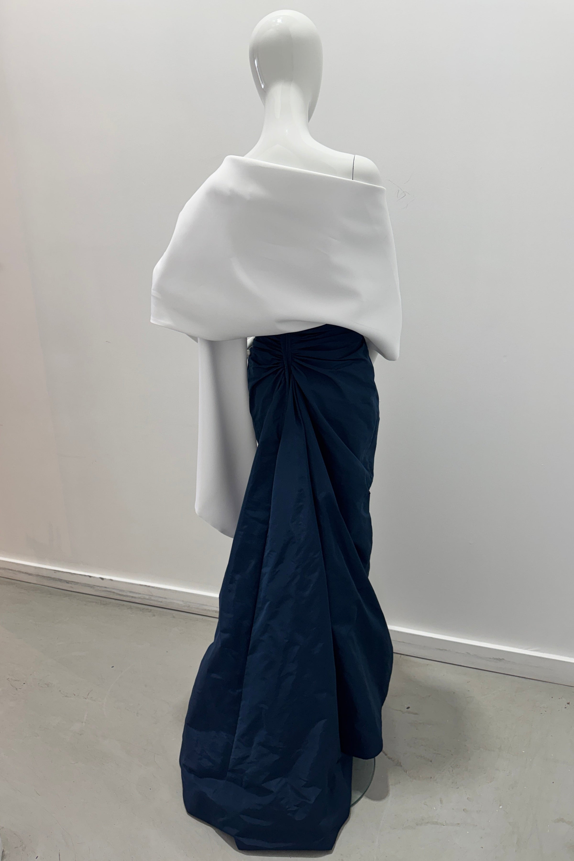 Maison Zoulias Châle asymétrique blanc en satin Rasmir