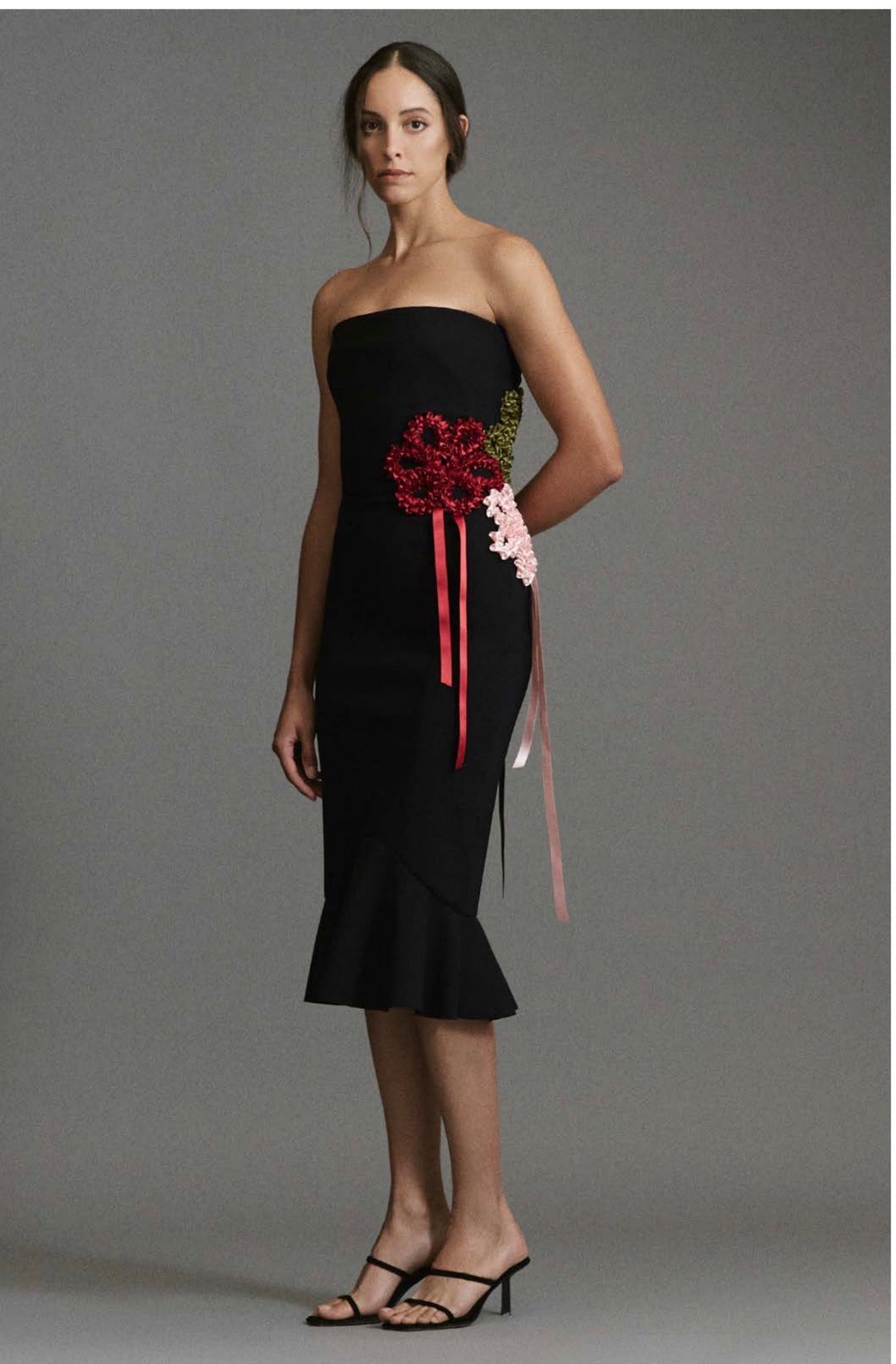 Robe midi sans bretelles à ruban et volant Greta Constantine Gannatch Noir
