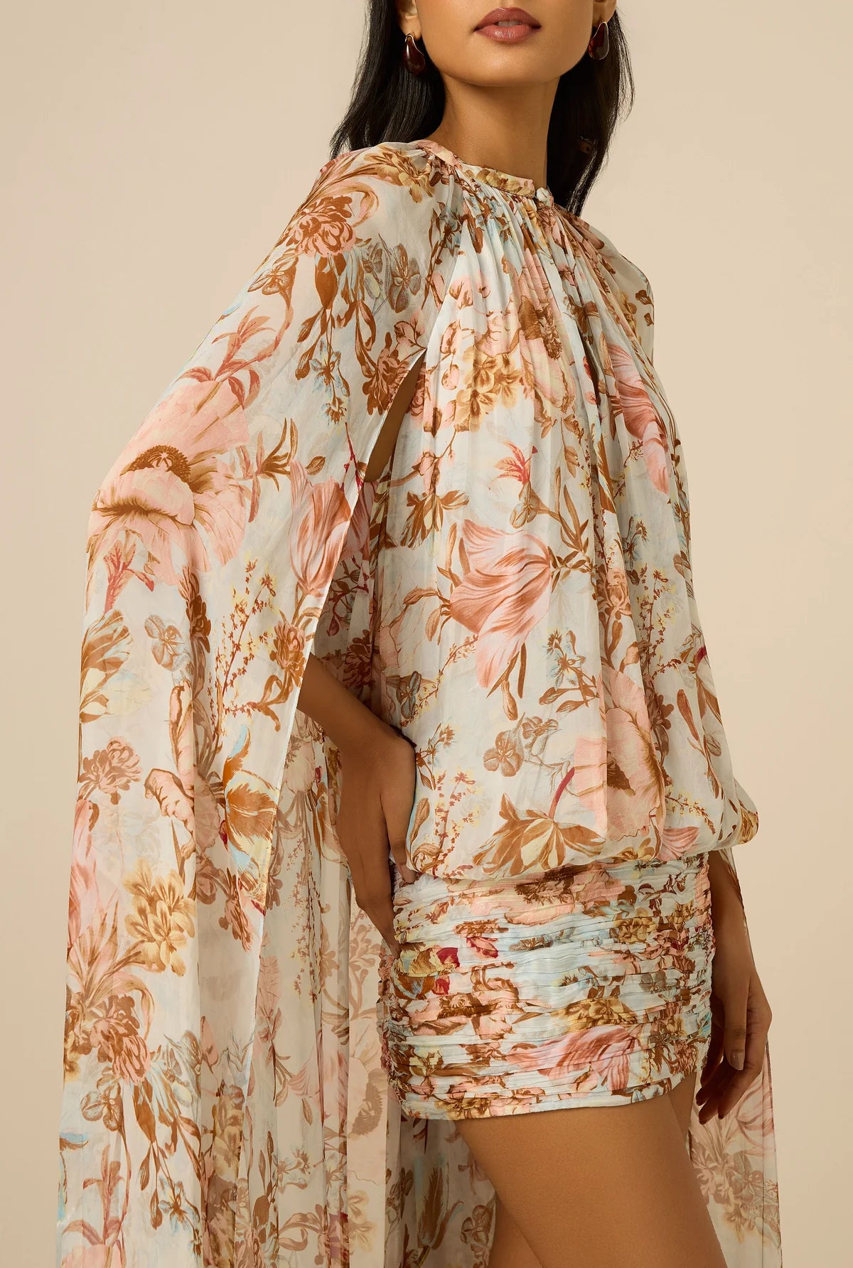 Robe courte cape froncée bleue Hemant & Nandita