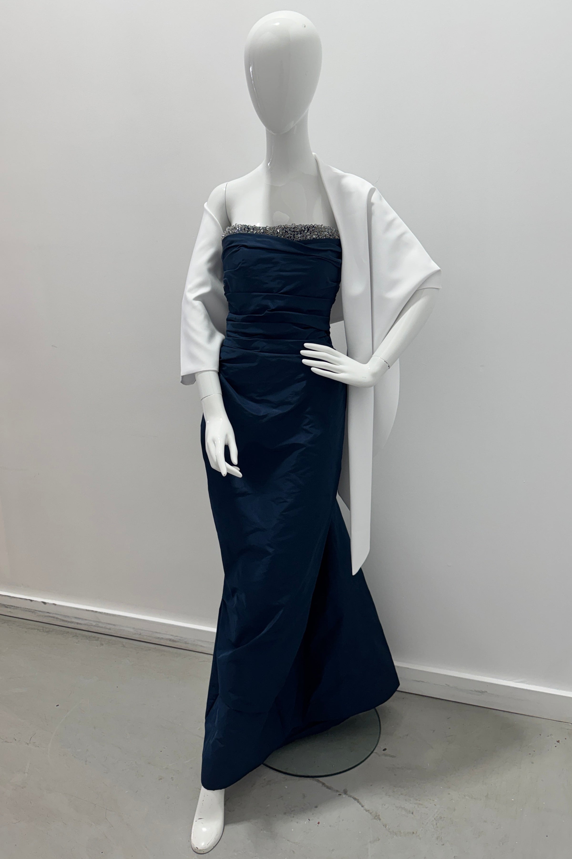 Maison Zoulias Châle asymétrique blanc en satin Rasmir