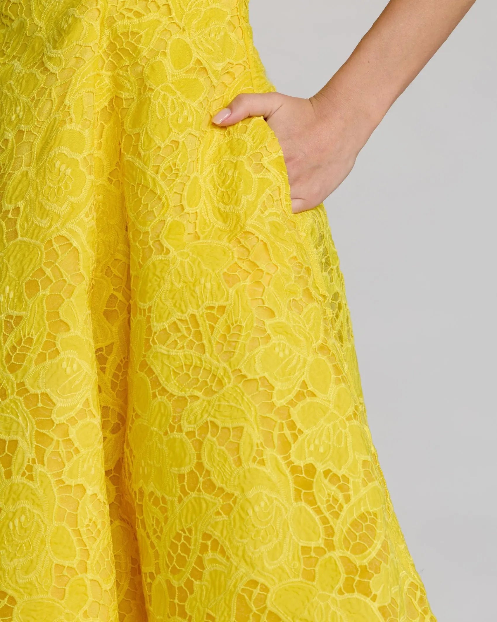 Robe midi Mac Duggal sans manches en dentelle à encolure dégagée