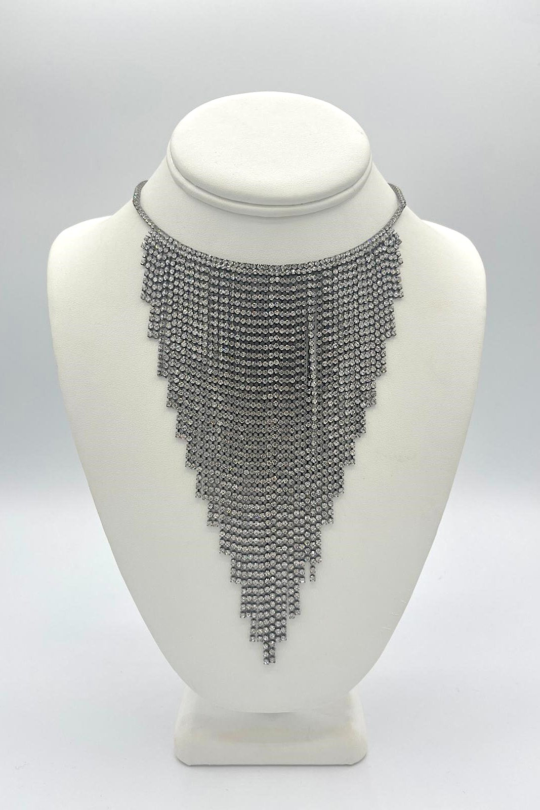 Collier en forme de bavoir triangulaire à épingle et tube