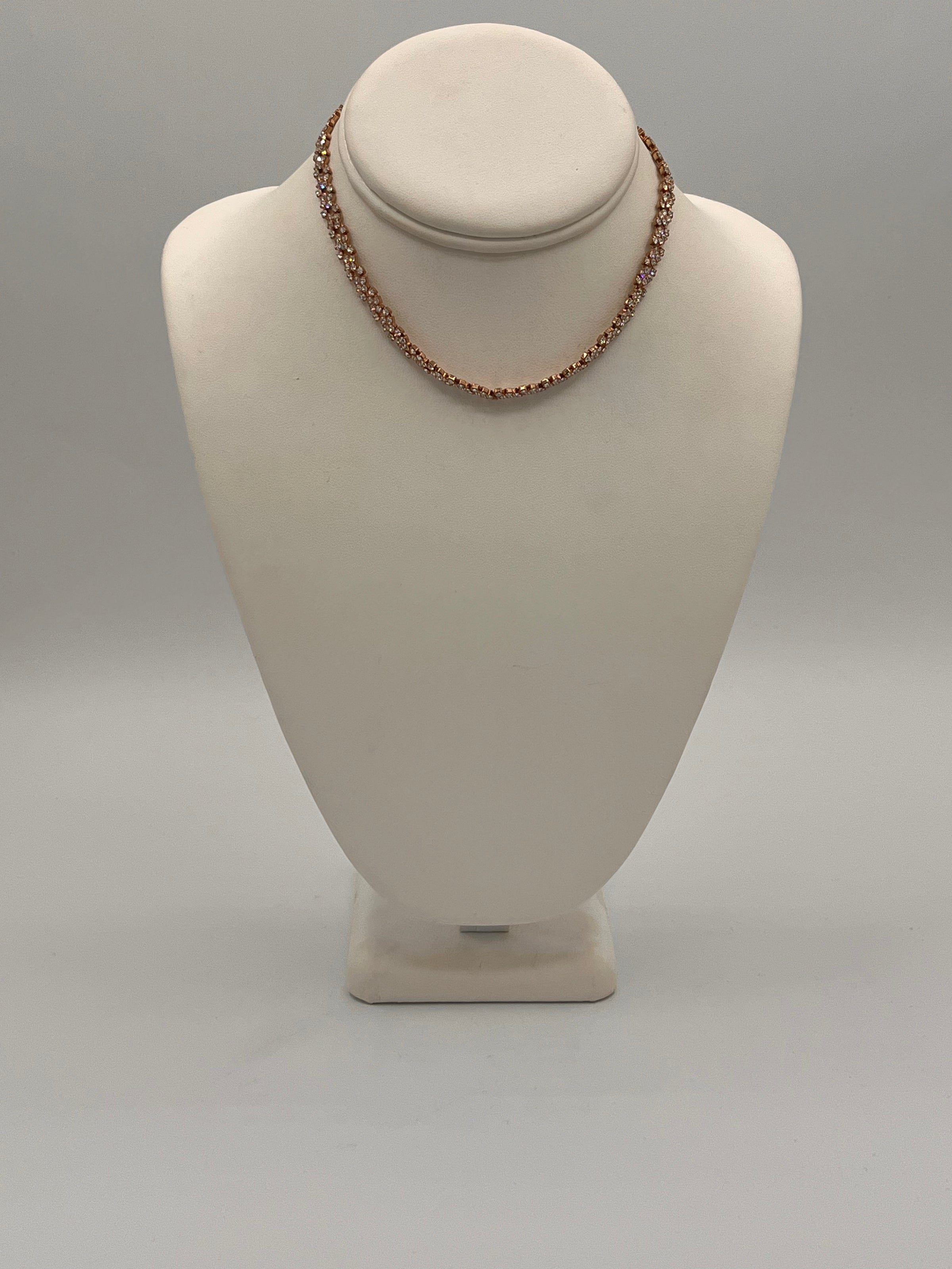 Tres chic Pink Rose Chocker