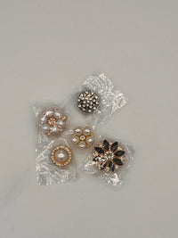 Ensemble de 4 boutons ornés de perles et de cristaux