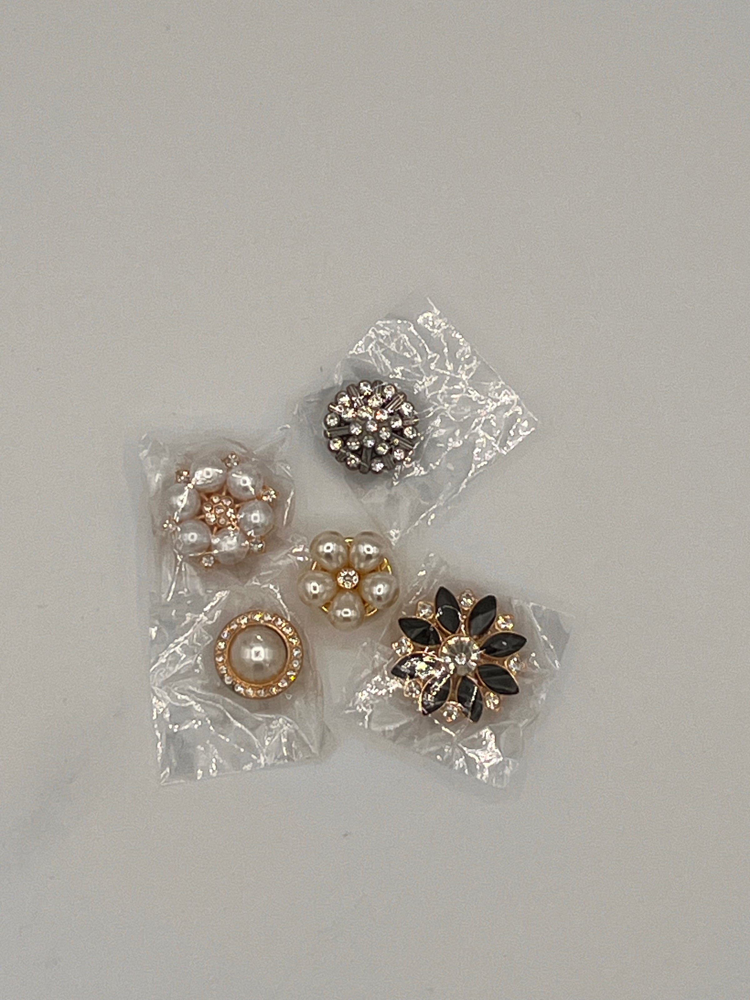 Ensemble de 4 boutons ornés de perles et de cristaux