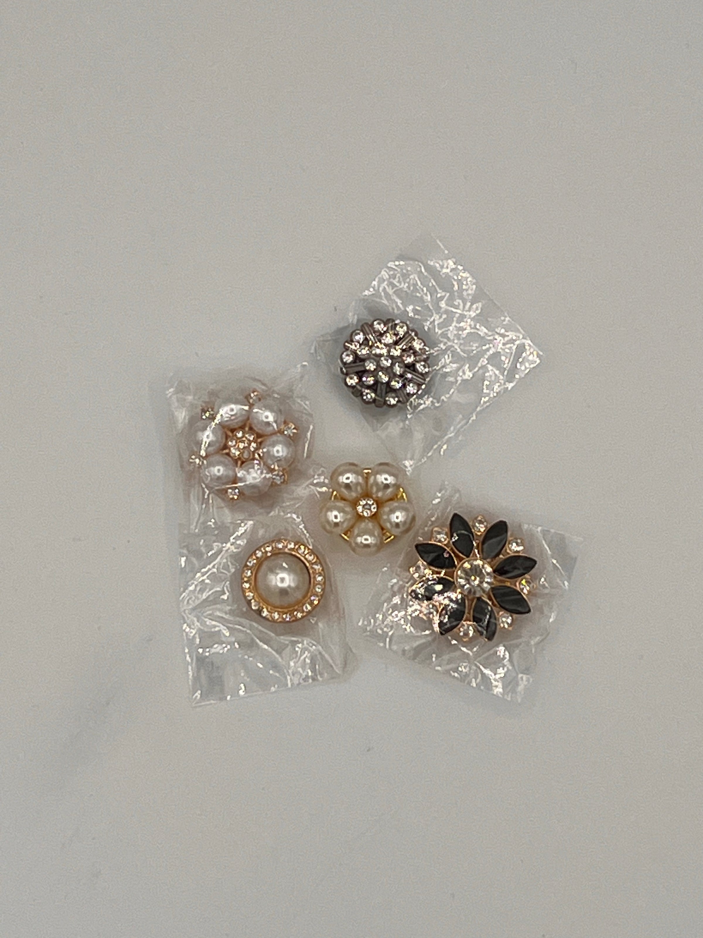 Ensemble de 4 boutons ornés de perles et de cristaux