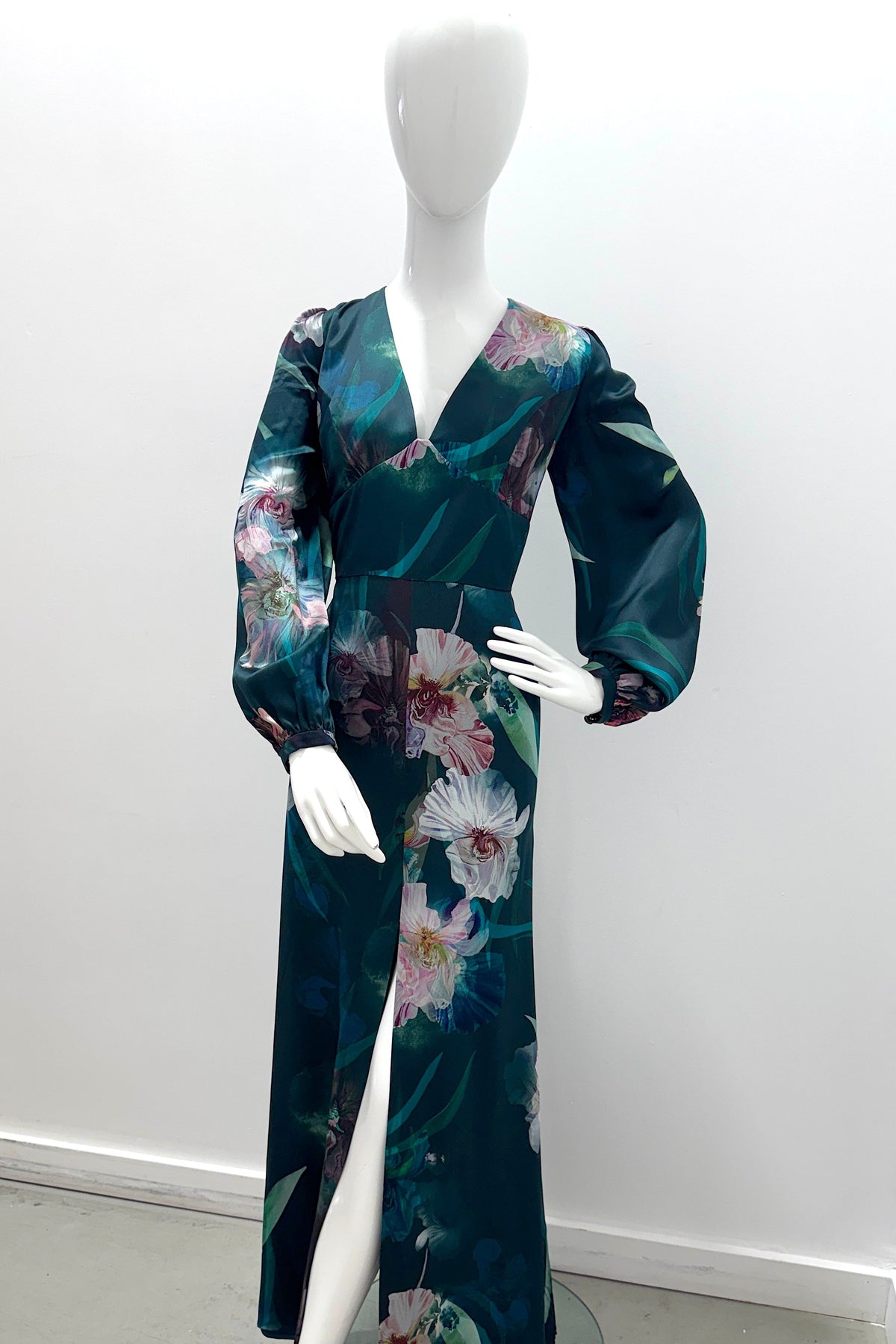 Robe longue Frascara 3584 à manches longues et décolleté en V profond, motif floral multicolore