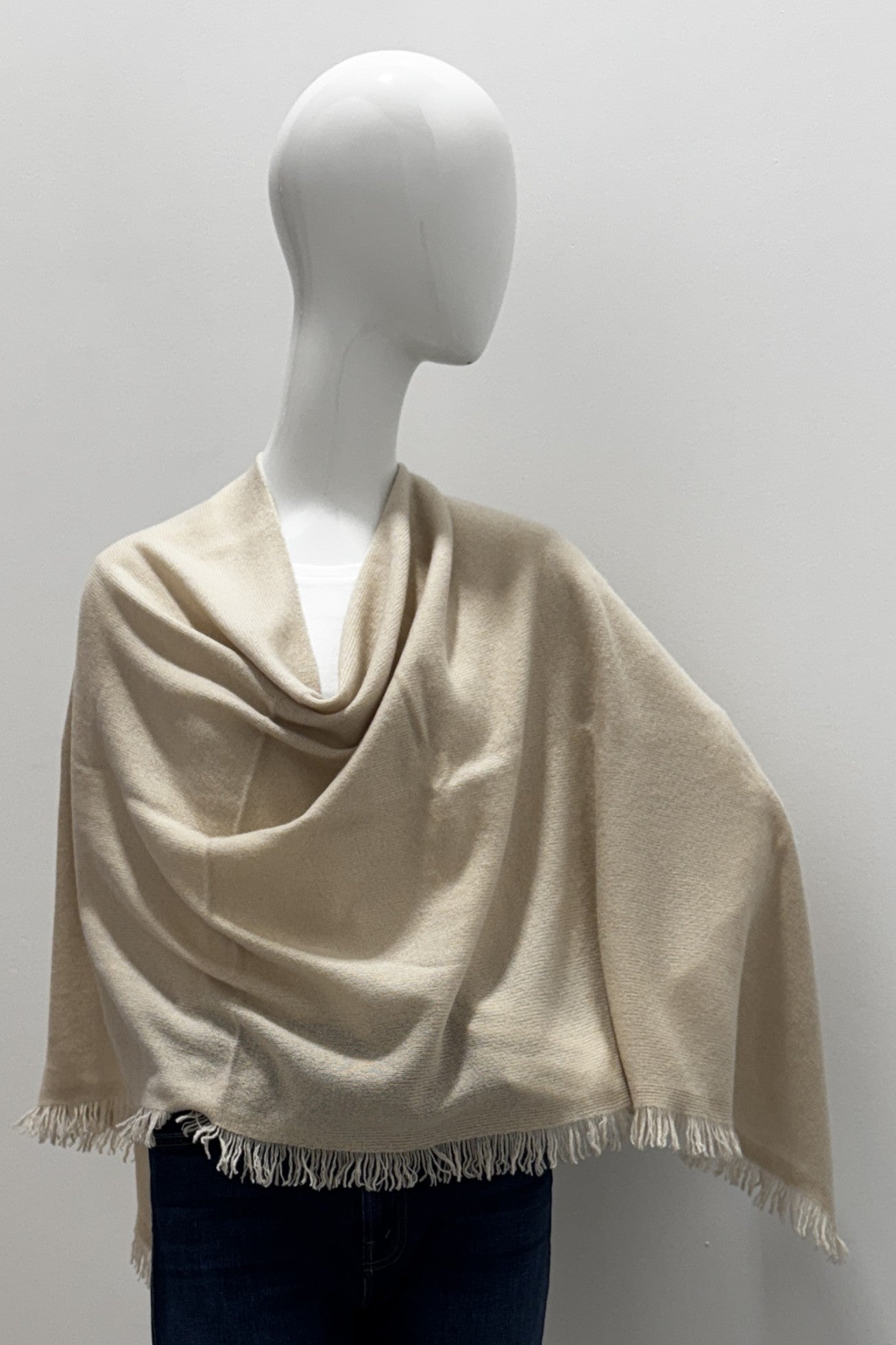 Poncho écharpe à motifs répétitifs