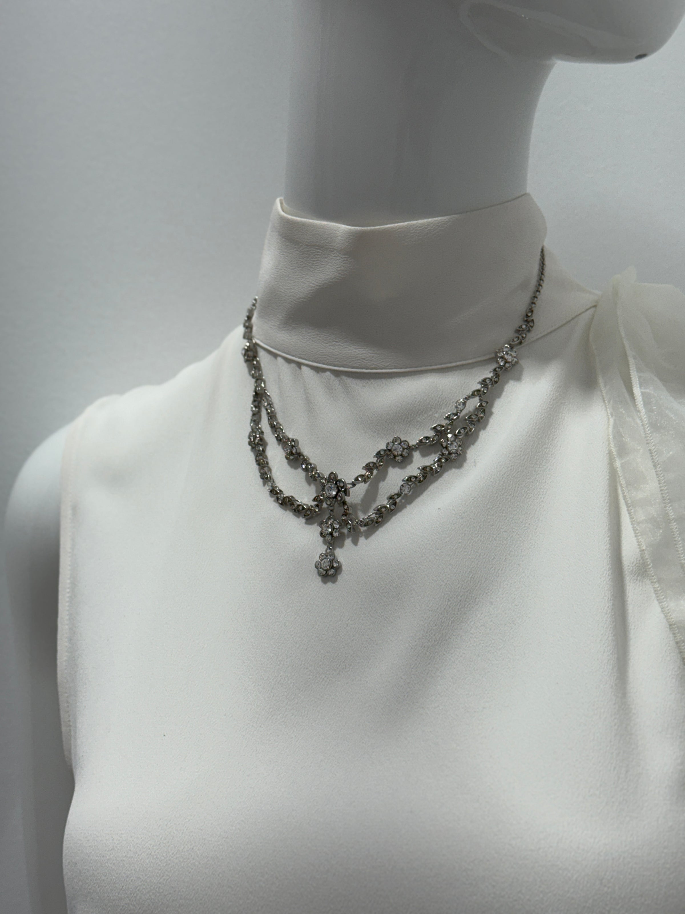 Ensemble collier et boucles d'oreilles Elen Henderson motif fleur