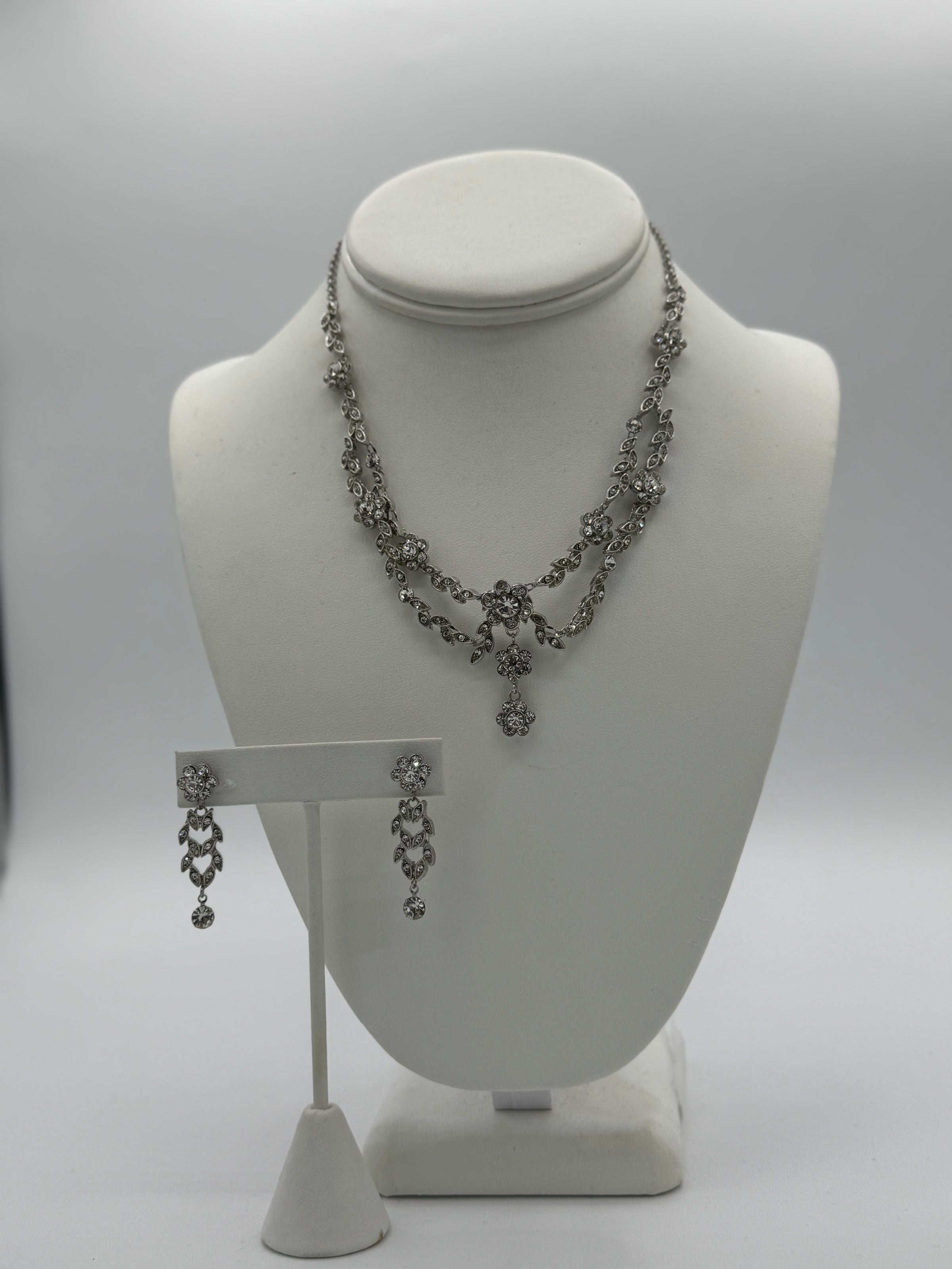 Ensemble collier et boucles d'oreilles Elen Henderson motif fleur