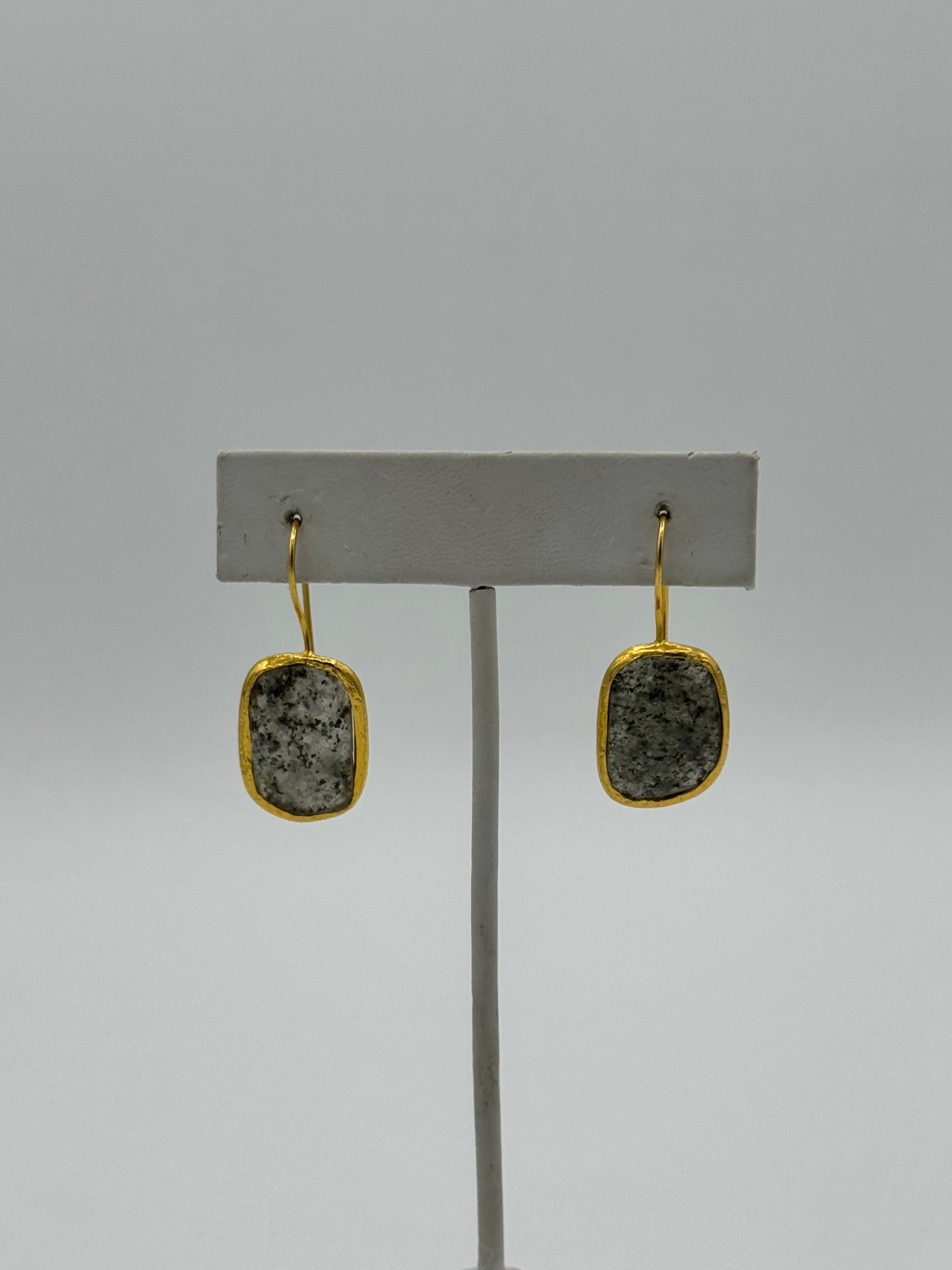Boucles d'oreilles en pierre grise Tres Chic