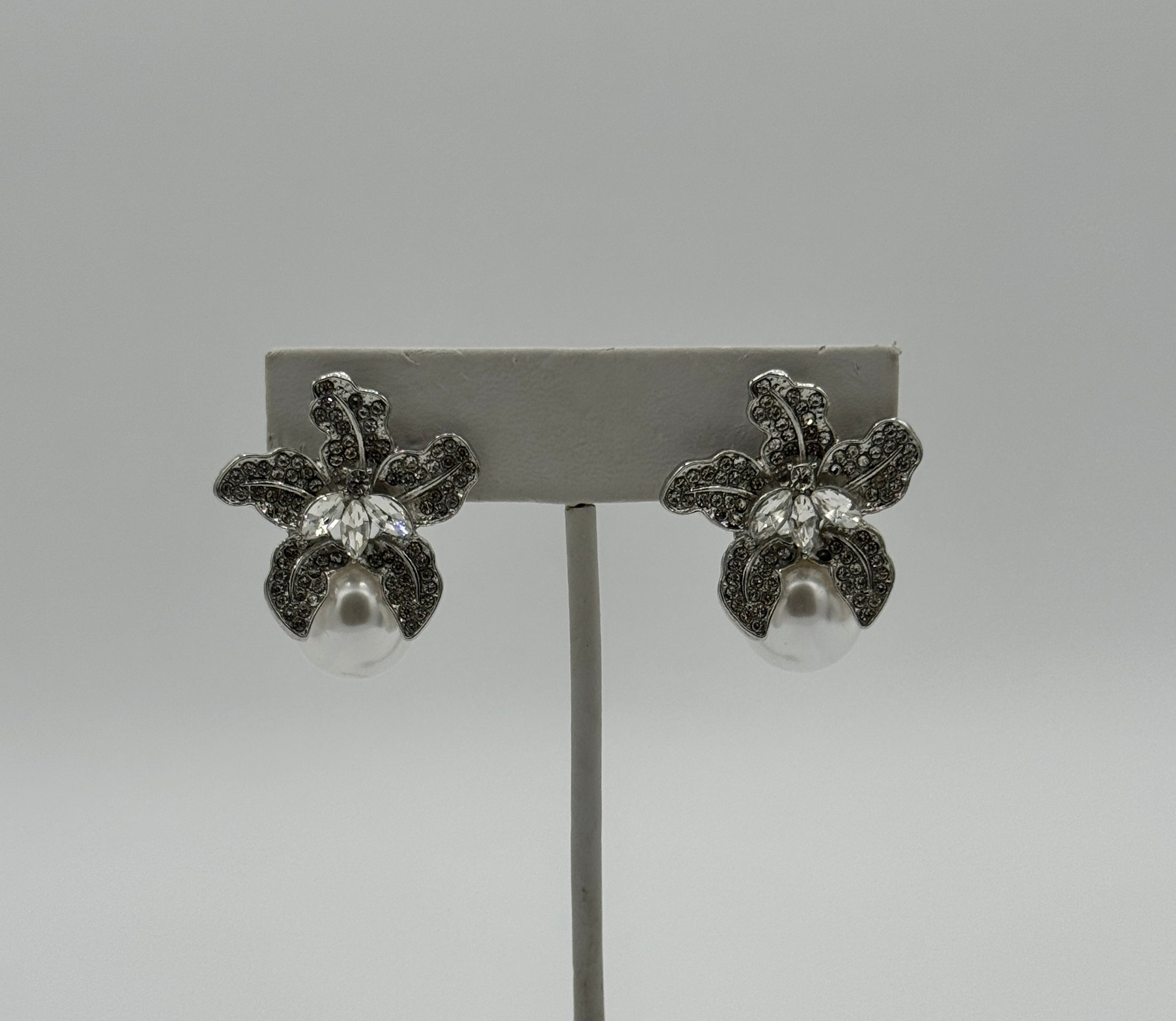 Boucles d'oreilles Tres Chic avec fleurs brodées, cristaux et perles