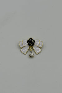 Broche Chanel Tres Chic en forme de nœud