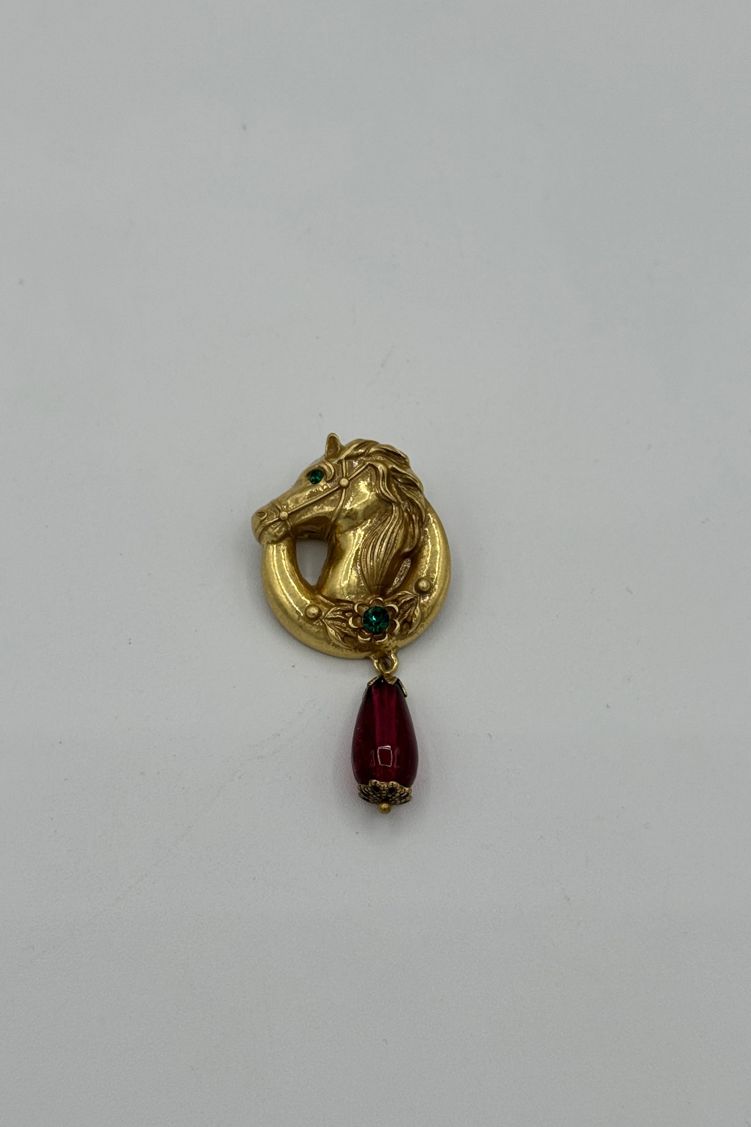Broche Rouge Cheval Tres Chic