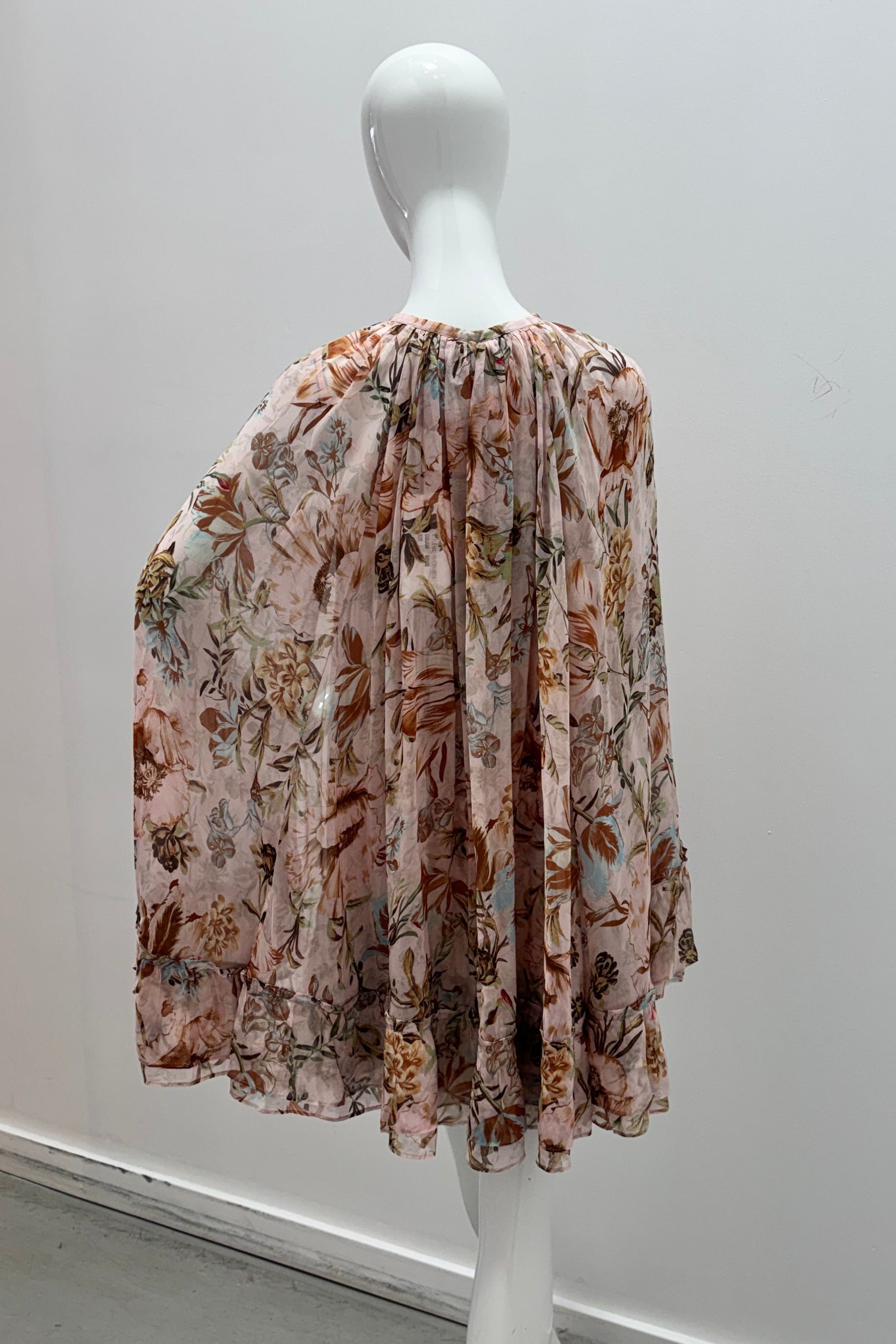 Robe courte cape beige Hemant & Nandita