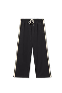 T-shirt blanc parfait  
Pantalon court de voyage avec rayures