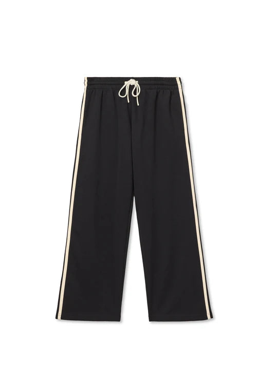 T-shirt blanc parfait  
Pantalon court de voyage avec rayures