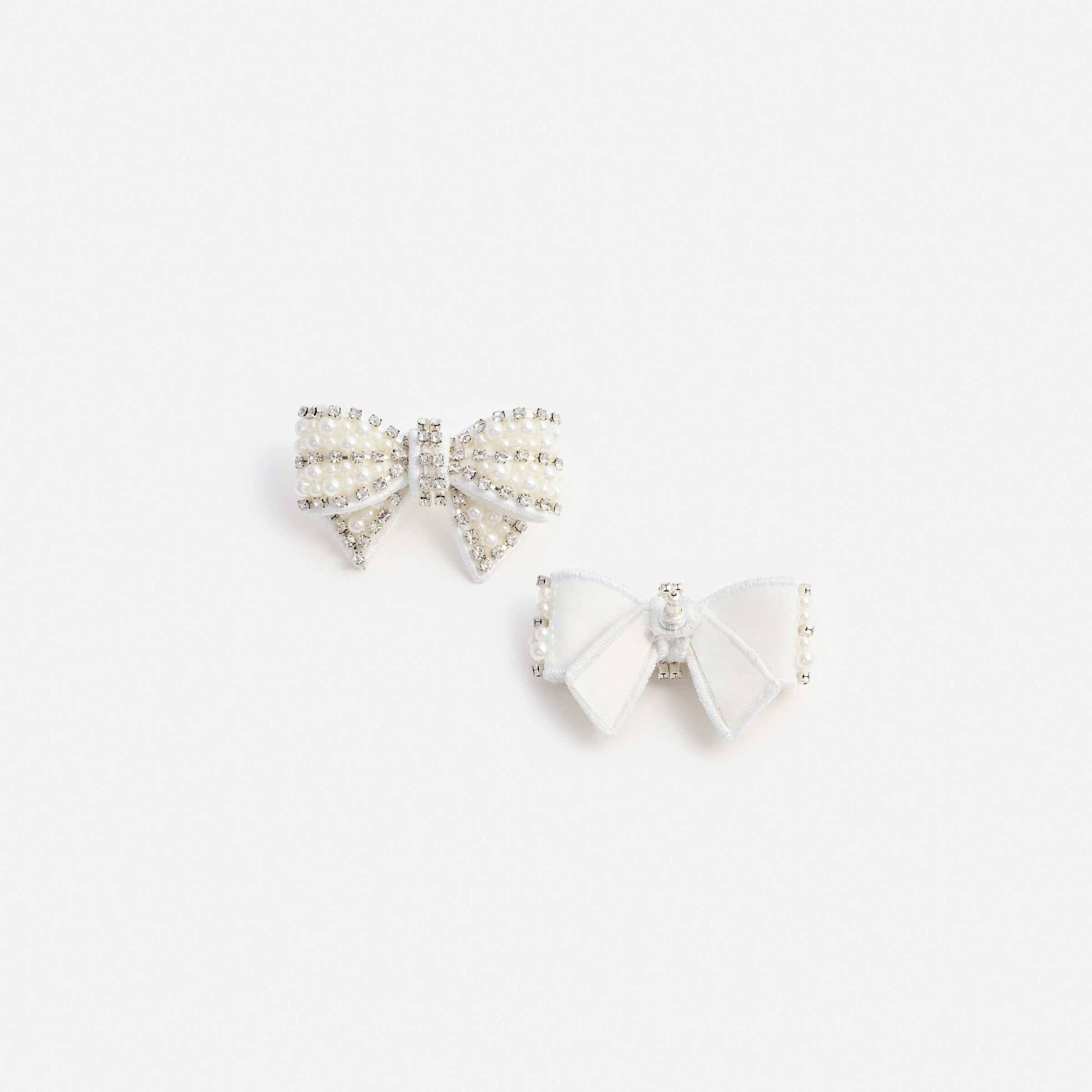 Boucles d'oreilles nœud en satin perlé autoportrait