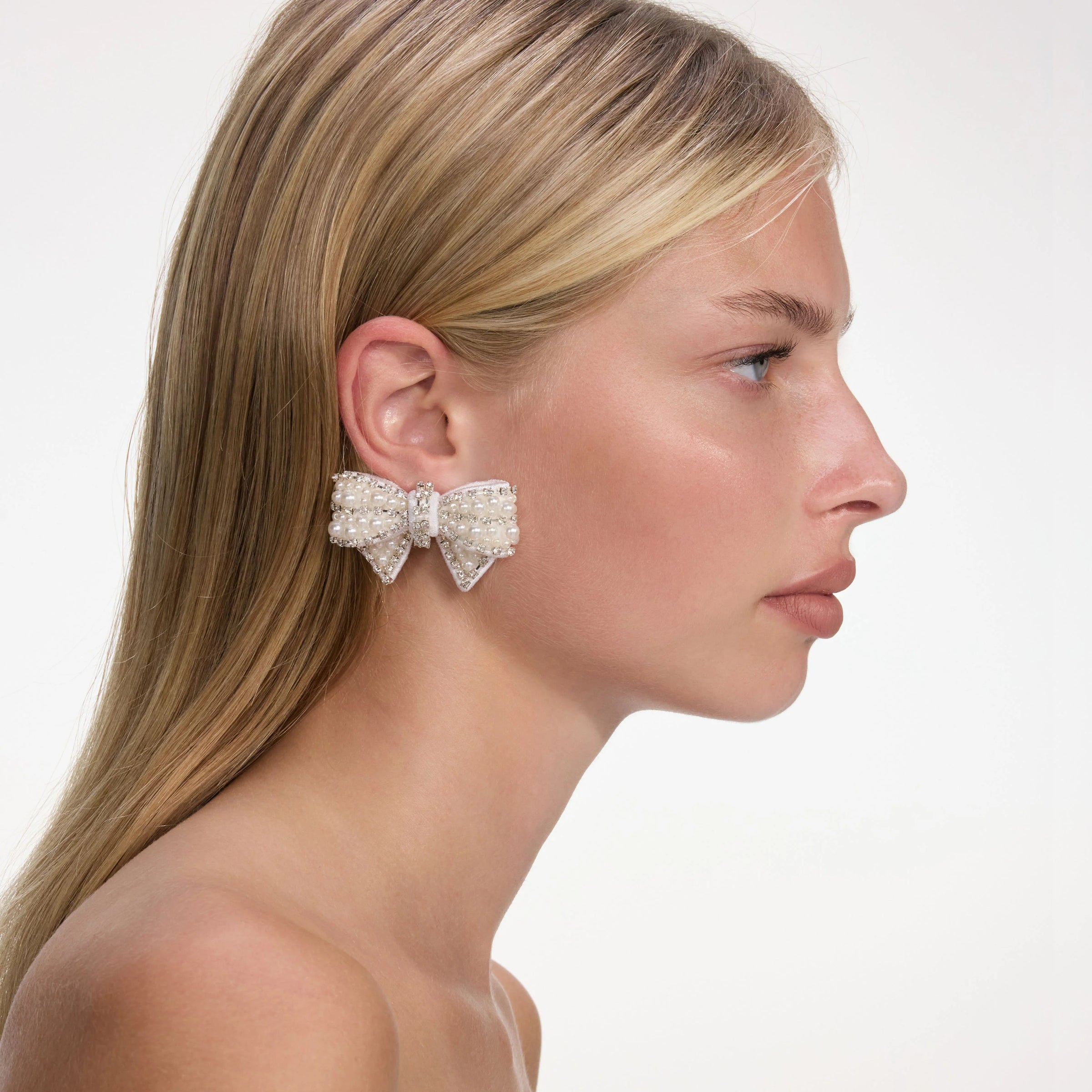 Boucles d'oreilles nœud en satin perlé autoportrait