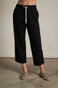 T-shirt blanc parfait  
Pantalon court de voyage avec rayures