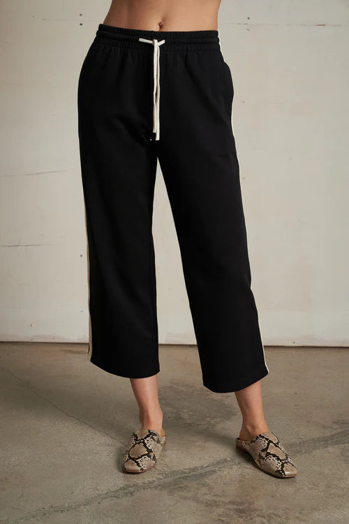 T-shirt blanc parfait  
Pantalon court de voyage avec rayures