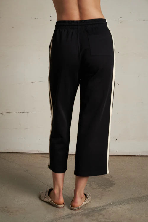 T-shirt blanc parfait  
Pantalon court de voyage avec rayures
